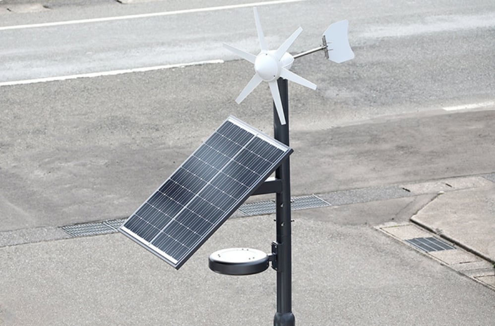 写真：ソーラーウインド街路灯の設置例
