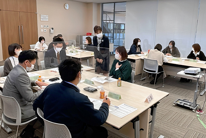 係長研修で、グループワークを行う社員たち
