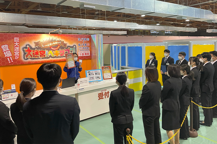 芝政ワールドを見学する新入社員たちの様子