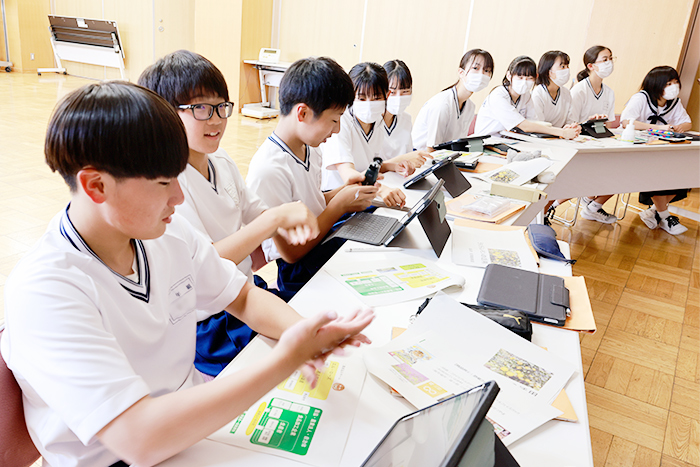うちうらレモンを使ったフェイスウォッシュを実際に手に出してみる男子中学生たち