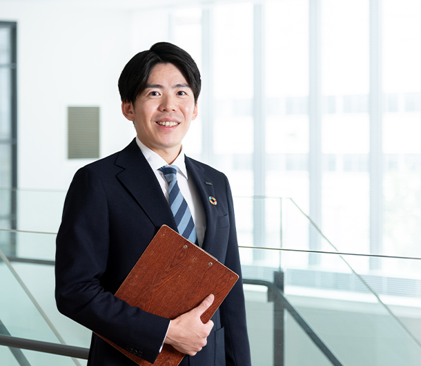 写真：服部 智也(2012年 新卒入社)