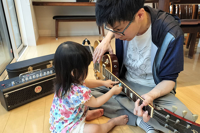 転職後、プライベートな時間が増えたことで、趣味のギターなど子供と過ごす時間が増えた様子