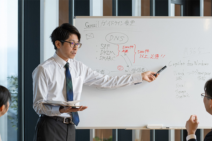 ホワイトボードを使い、会議をする様子