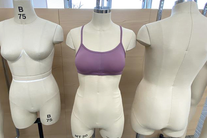 下着のサンプルをマネキンに着用し、チェックしている様子