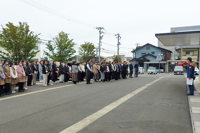 消防士の方からの近年の火事や危険性についての話に、真剣に耳を傾ける社員たち