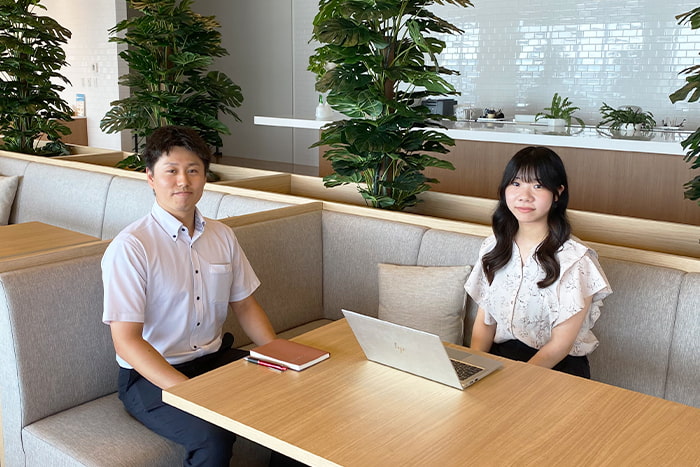 【先輩社員×後輩社員対談】海外営業ってどんな仕事？5年目と1年目の社員に聞いてみた｜サムネイル